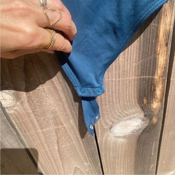 Aritzia Babaton Contour Squareneck Longsleeve Bodysuit size medium in blue - Picture 2 of 8